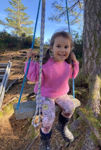 Besto sin gullskatt og solstråle Alessia Øye fyller 2 år fredag 11.10.
Gratulerer med dagen. Helsar samtidig frå oldemor, onkel Terje og tante Kjersti på Smøla.
Goklem frå besto