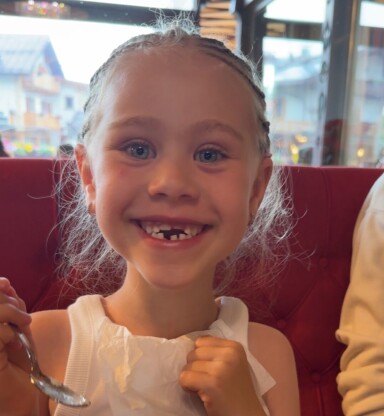 Hipp hurra for den minste prinsessa vår Alma Skogesal Ditmarsen, som endelig fyller 6 år den 24.10.
God som gull, glad i alle dyr frå maur og makk til papegøyer og elefanter, ein vilje av stål, og alltid ein løyen kommentar på lur! Me e kjempeglade i deg! Stor klem frå mamma og pappa, systrene dine, pusen og Mira