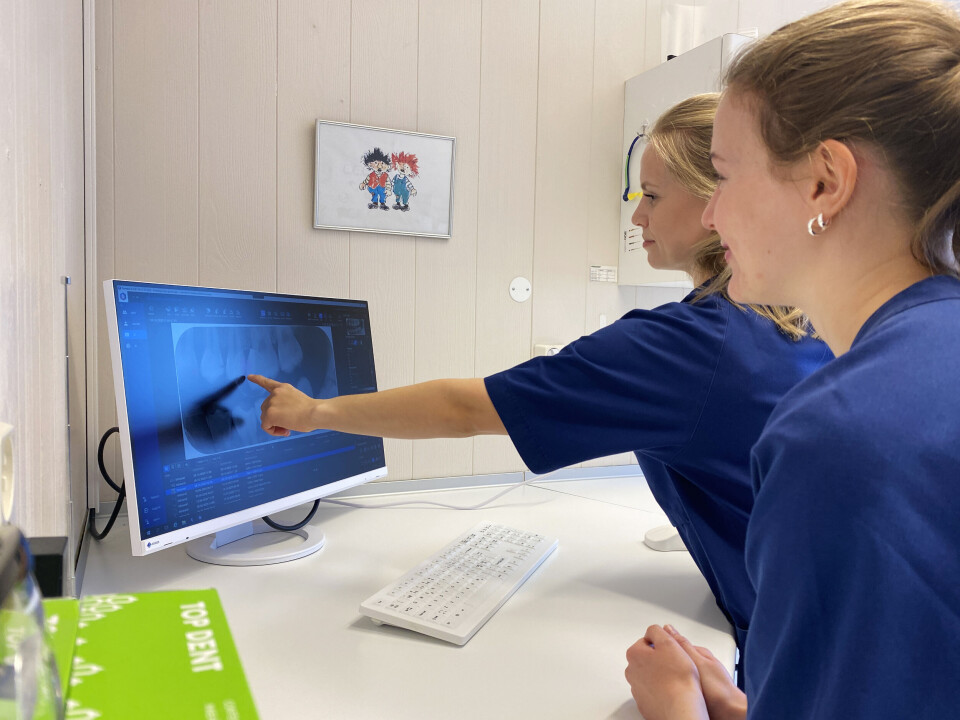 Klinikkleiar Dorte Grønsberg (bak) ved Sogndal tannklinikk ser på vurderinga frå KI-systemet i lag med ein tannpleiar.