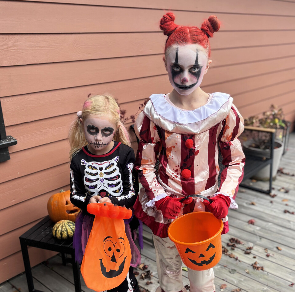 Elli og Alida G. Myklebust i Øystese er klare for feiring av halloween. Fyrst samling med klassen, deretter ein runde i bygda. Pass på!