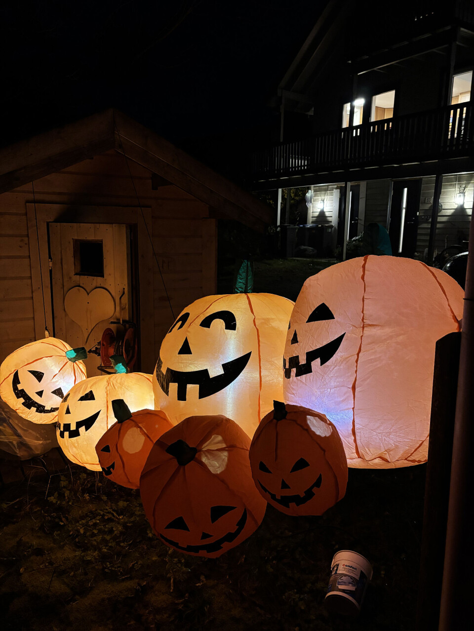 Blide dalingar feirar allehelgensaftan.