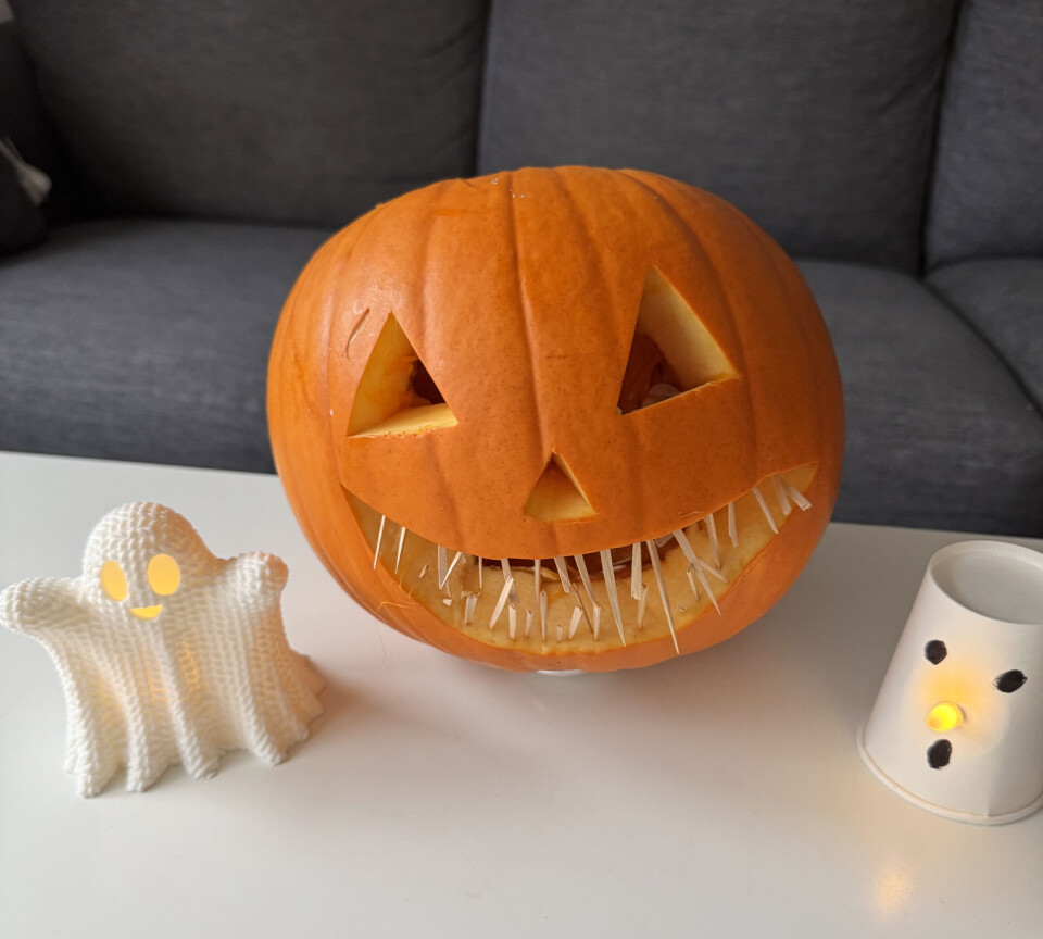 Alea Gjerde Fredheim ( 4 år) og Anita-besto har laga gresskar med skarpe tenner.